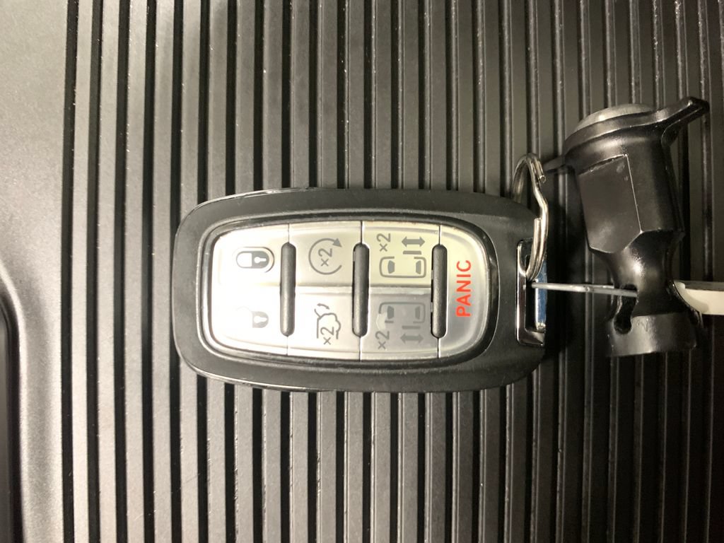 Used 2025 Chrysler Pacifica Limited FWD image 36