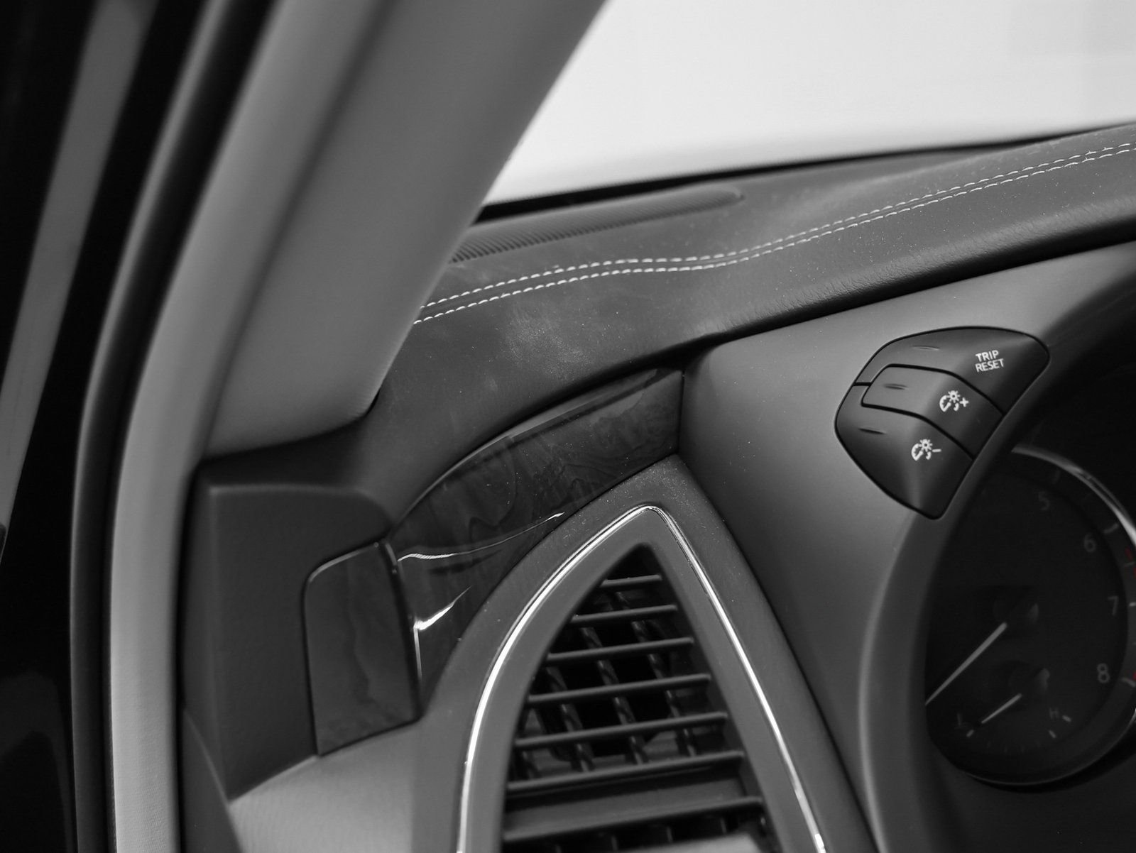 Used 2024 INFINITI QX80 Luxe w/ Cargo Package image 36