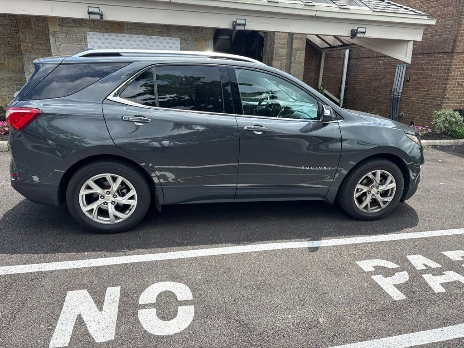 Used 2018 Chevrolet Equinox Premier FWD image 9