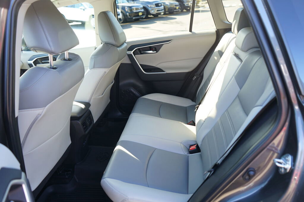 Used 2022 Toyota RAV4 XLE Premium image 13