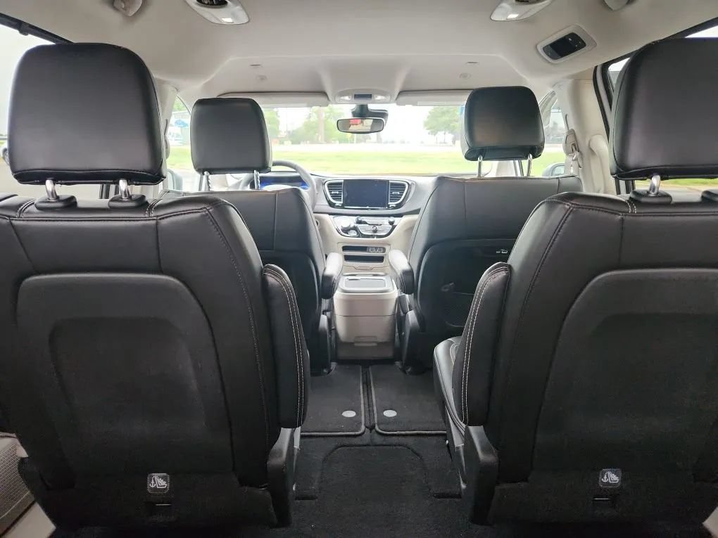 Used 2023 Chrysler Pacifica Touring-L FWD image 6