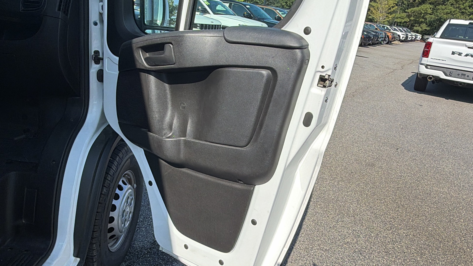 Used 2024 RAM ProMaster 2500 w/ Convenience Group FWD image 18