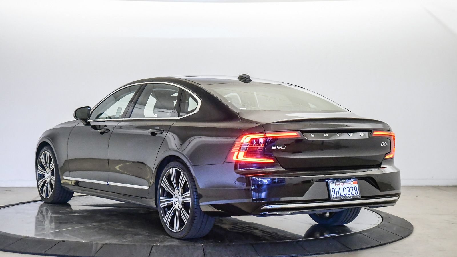 Certified 2023 Volvo S90 B6 Plus AWD/4WD image 2