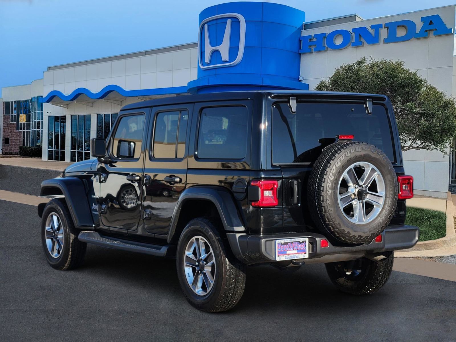 Used 2021 Jeep Wrangler Unlimited Sahara image 4