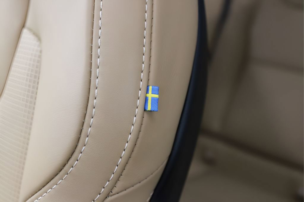 Used 2025 Volvo XC60 B5 Ultra image 38