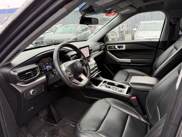 Used 2022 Ford Explorer XLT w/ Equipment Group 202A image 3