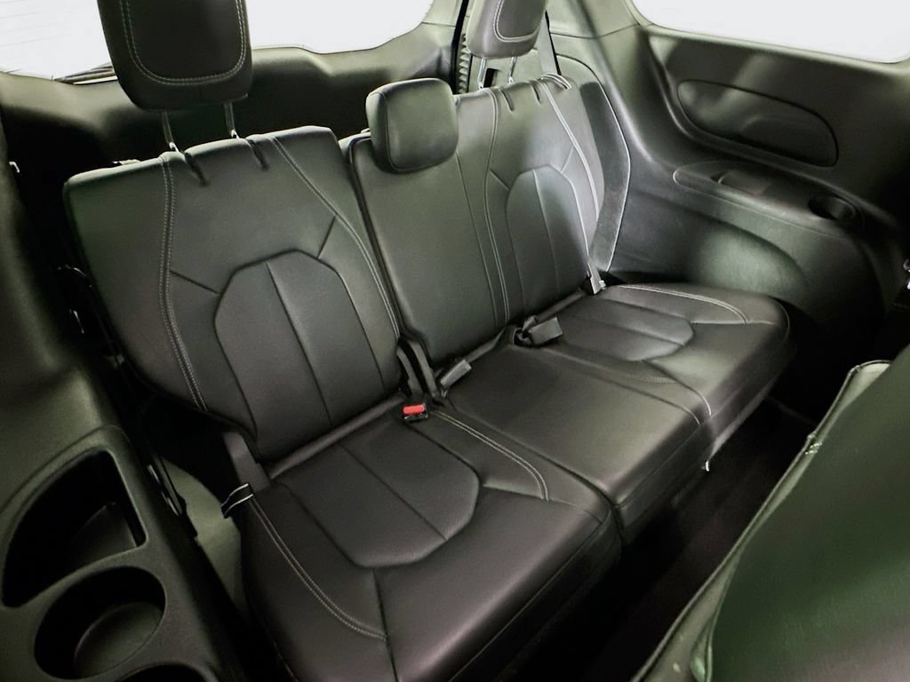 Used 2025 Chrysler Pacifica Select FWD image 34