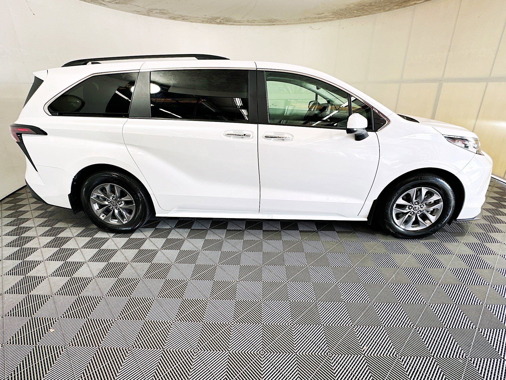 Used 2025 Toyota Sienna XLE FWD image 2