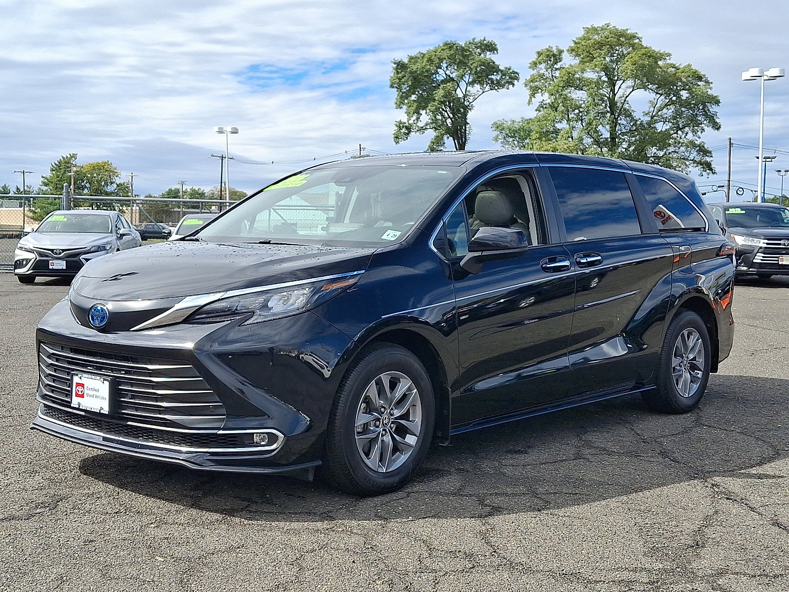 Used 2024 Toyota Sienna XLE image 3