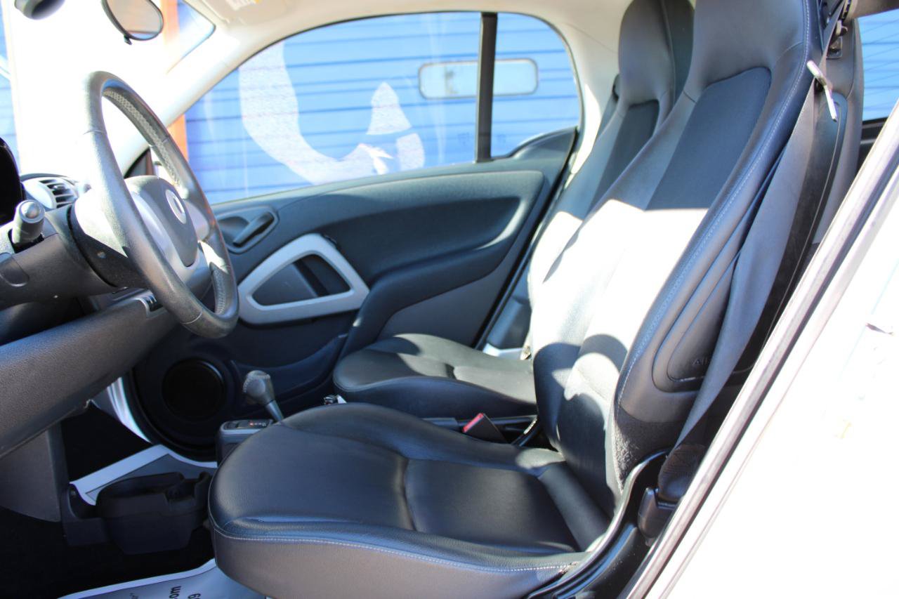 Used 2015 smart fortwo passion RWD image 15