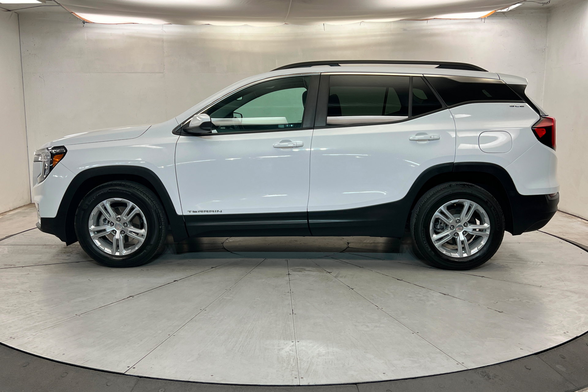 Used 2023 GMC Terrain SLE w/ Driver Convenience Package FWD image 2