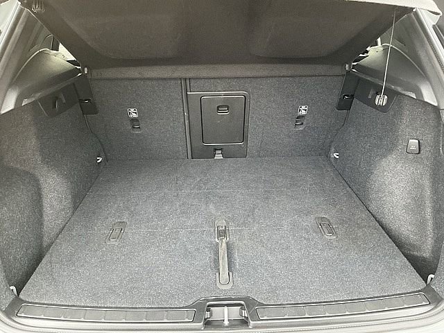 Used 2025 Volvo XC40 B5 Plus image 18