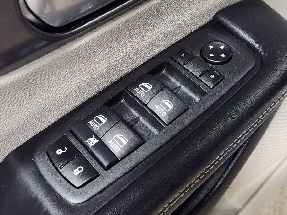 Used 2022 Chrysler Pacifica Touring-L w/ Uconnect Theater Family Group AWD/4WD image 45