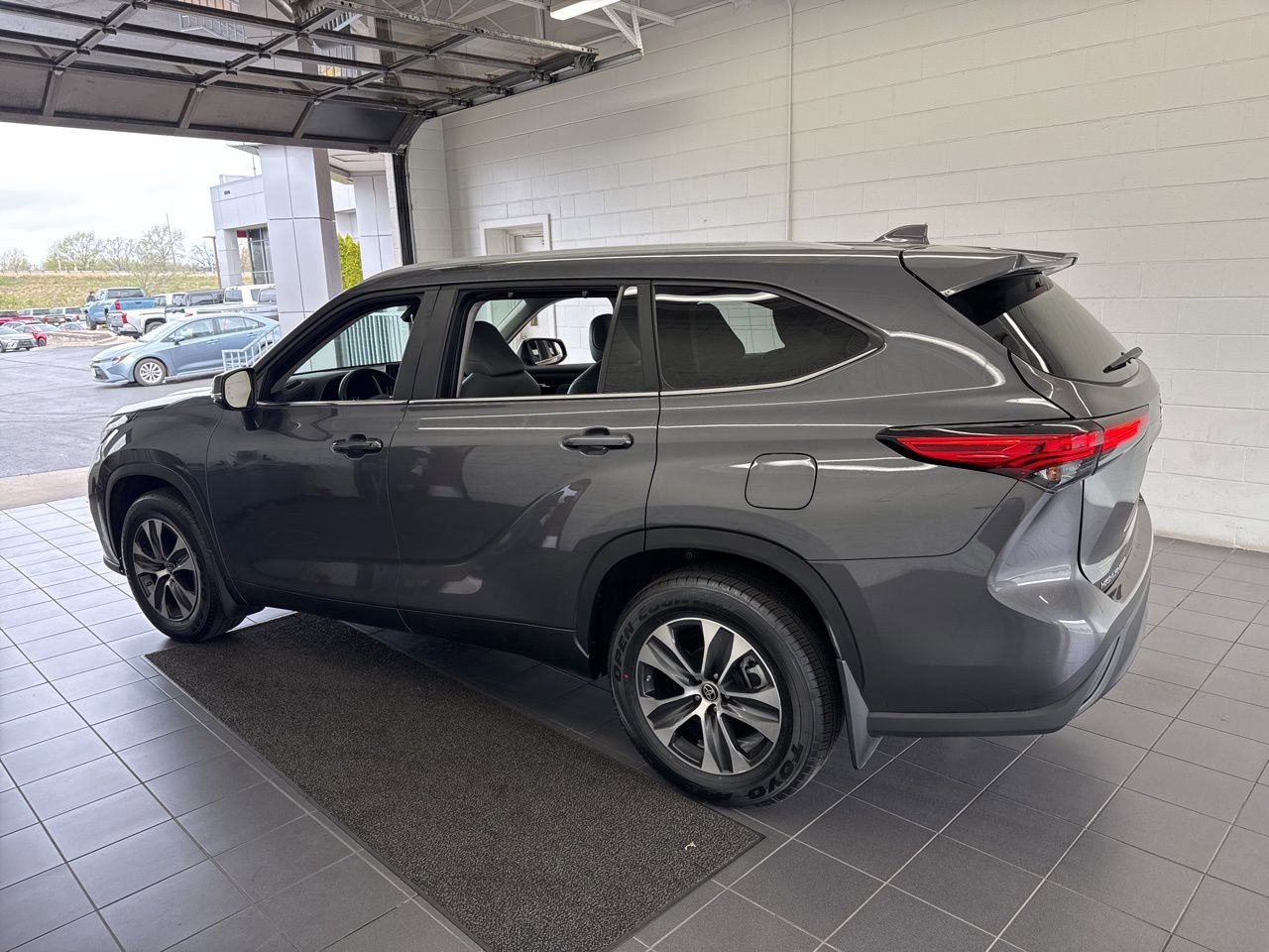 Used 2023 Toyota Highlander XLE image 5