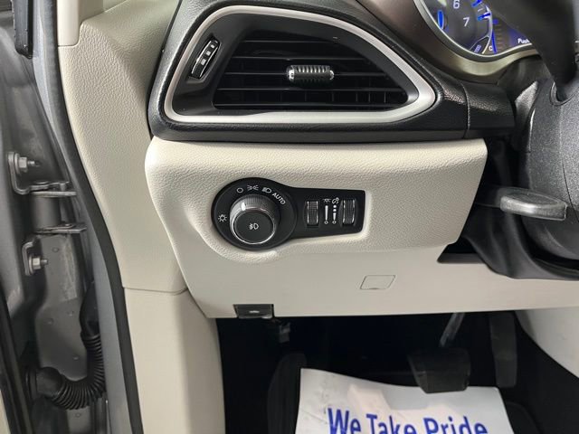 Used 2019 Chrysler Pacifica Touring-L image 18