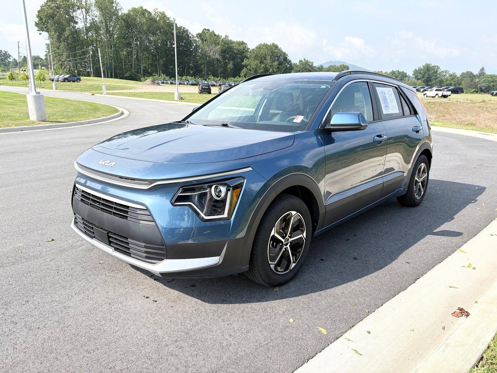 Used 2025 Kia Niro EX FWD image 3