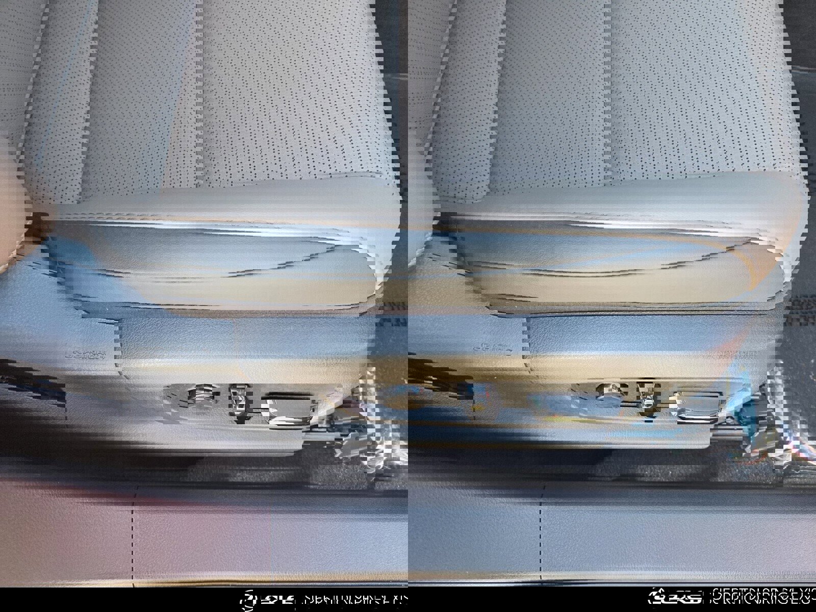 Used 2025 Lexus ES 300h w/ Premium Package image 33