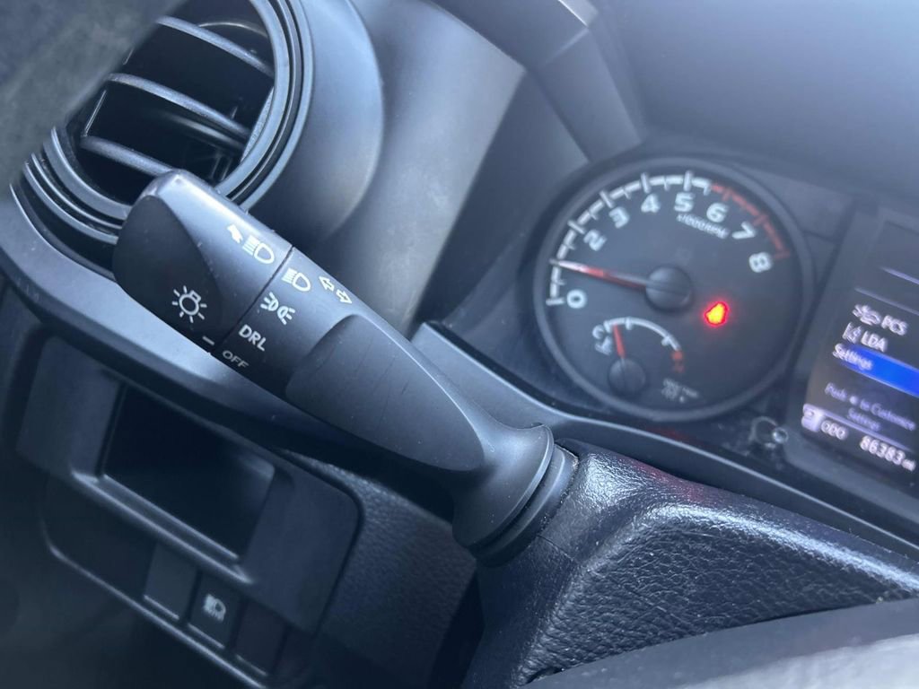 Used 2018 Toyota Tacoma SR image 22