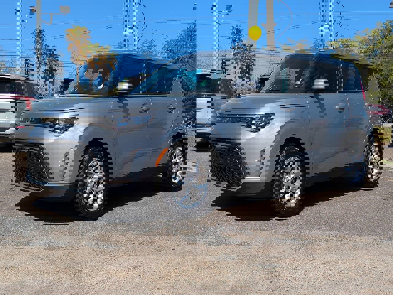 Certified 2025 Kia Soul LX image 2