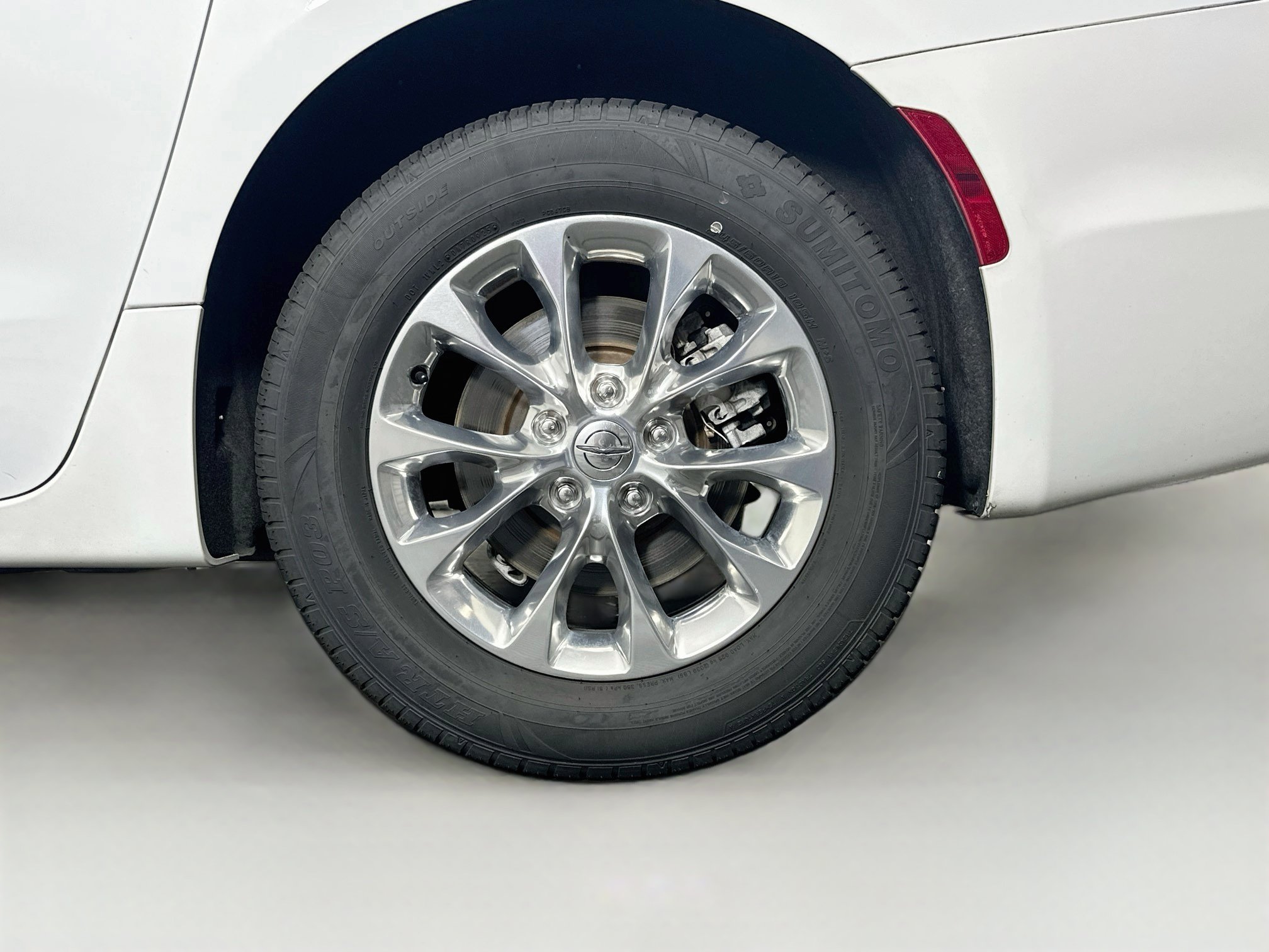Used 2023 Chrysler Pacifica Touring-L AWD/4WD image 11