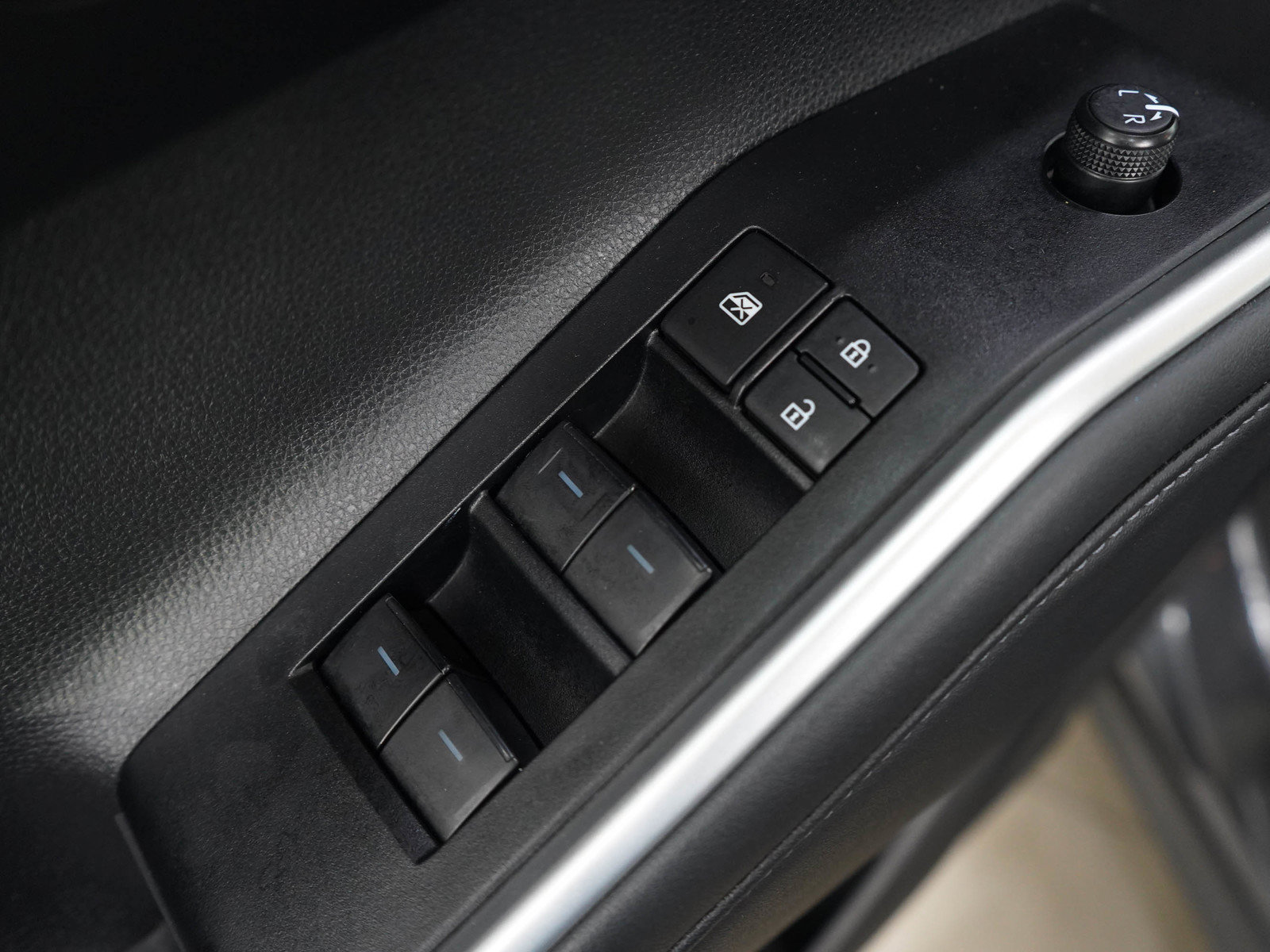 Used 2025 Toyota Highlander XLE AWD/4WD image 21