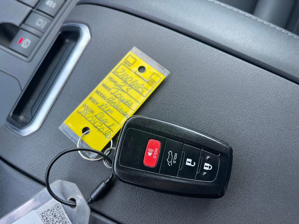 Used 2023 Toyota Highlander XLE image 4