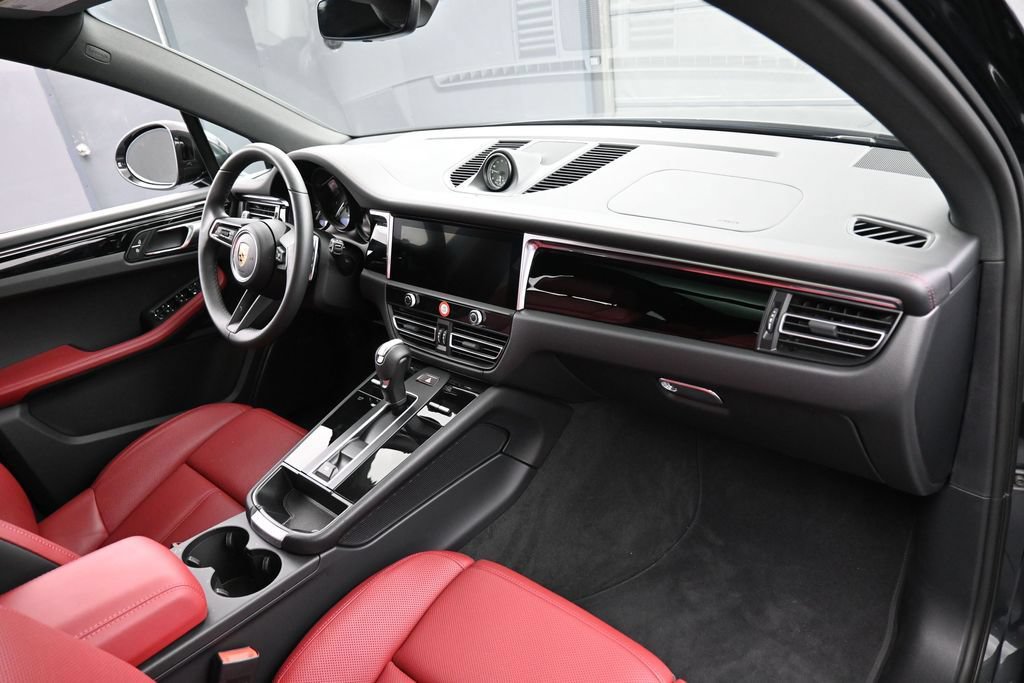 Certified 2026 Porsche Macan AWD/4WD image 30