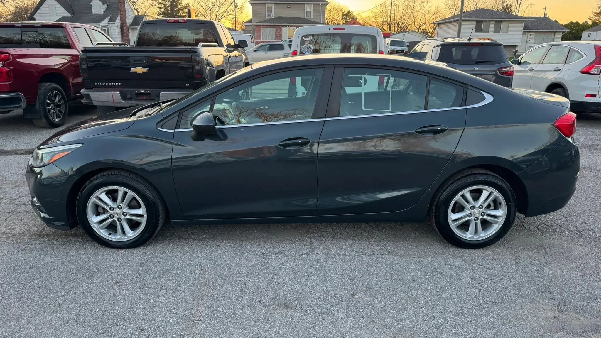 Used 2017 Chevrolet Cruze LT w/ Convenience Package FWD image 2