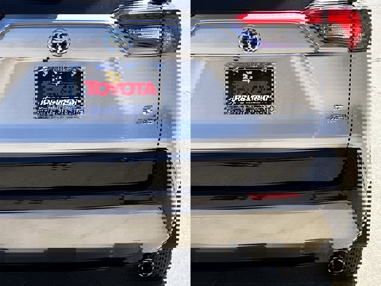 Used 2024 Toyota RAV4 SE image 6