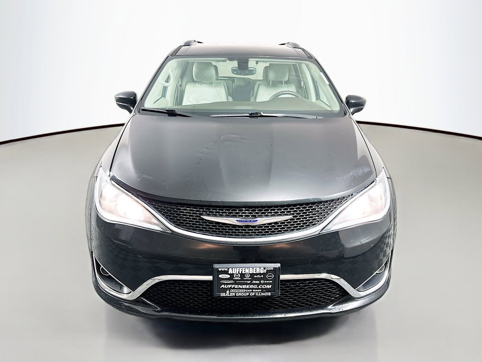 Used 2019 Chrysler Pacifica Touring-L FWD image 2