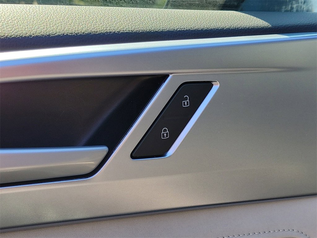 Certified 2025 Volkswagen Taos SE image 17