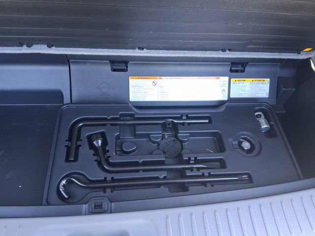 Used 2019 Toyota Highlander LE w/ Carpet Mat Package (TMS) AWD/4WD image 24