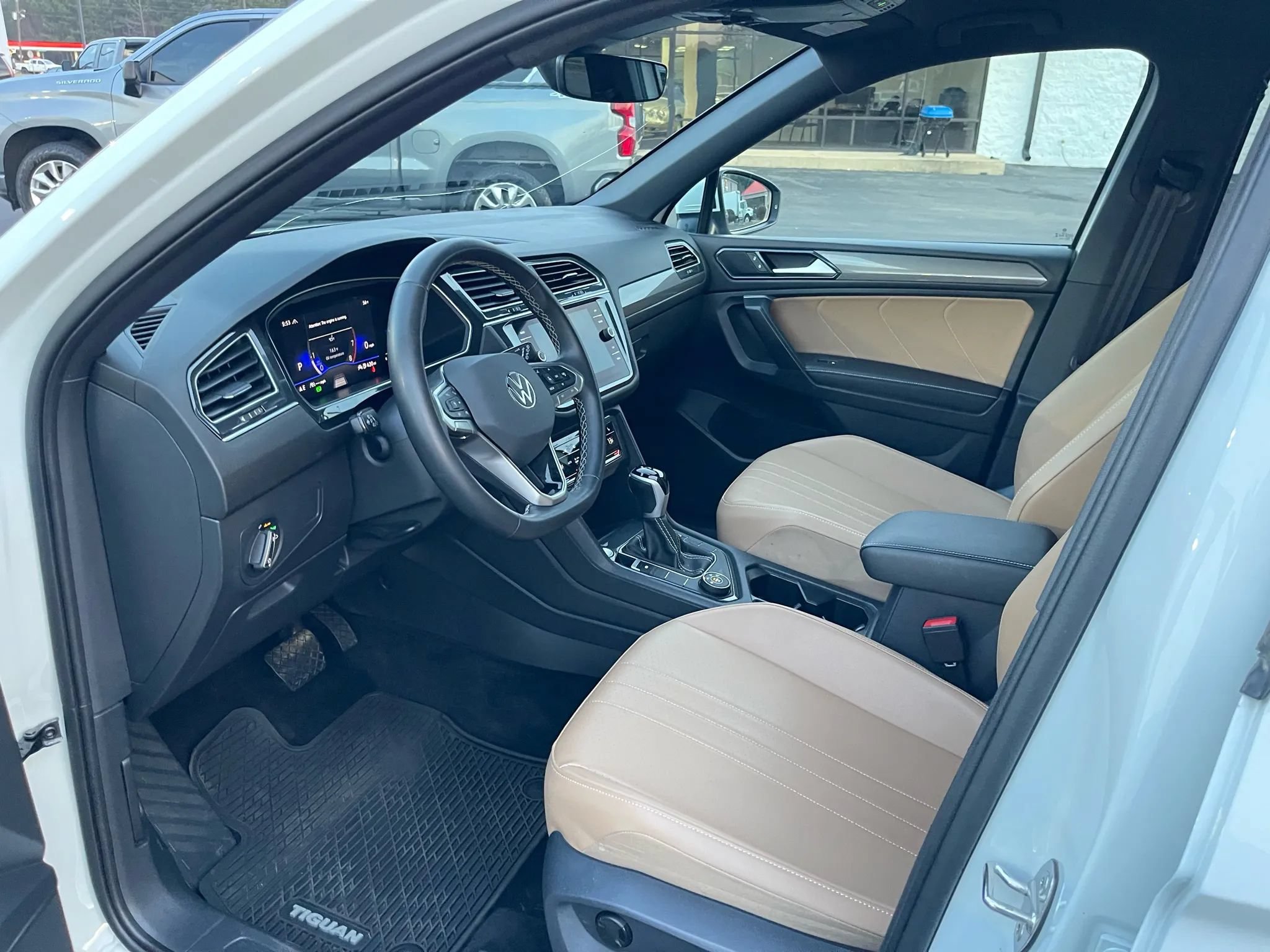 Used 2024 Volkswagen Tiguan SE AWD/4WD image 21