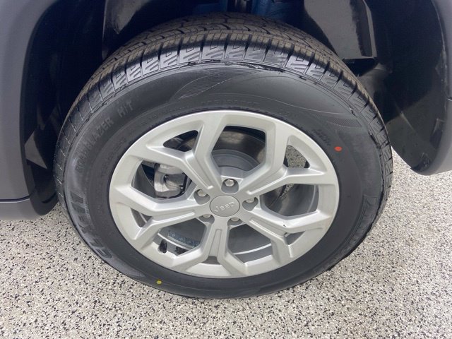 Used 2024 Jeep Compass Latitude AWD/4WD image 8