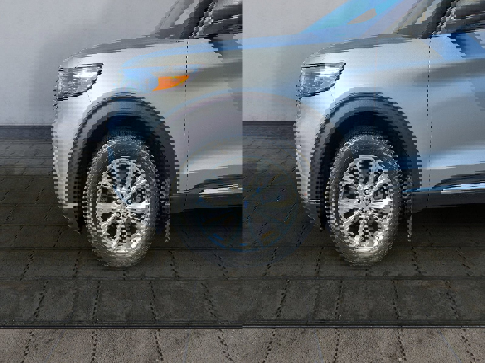 Used 2023 Ford Explorer XLT w/ Equipment Group 202A image 27