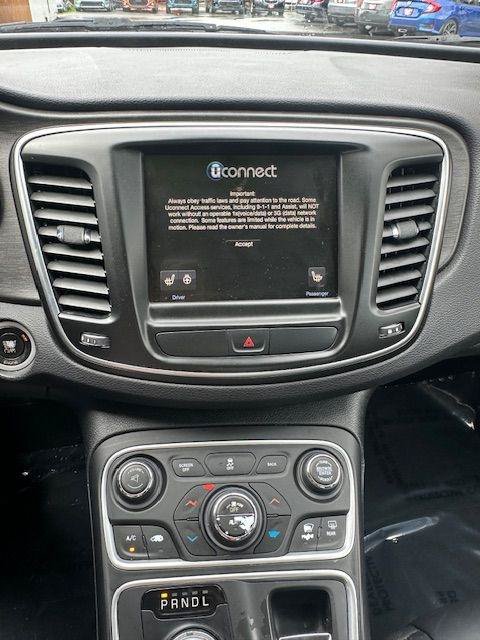 Used 2016 Chrysler 200 Limited Platinum w/ Comfort & Convenience Group FWD image 17