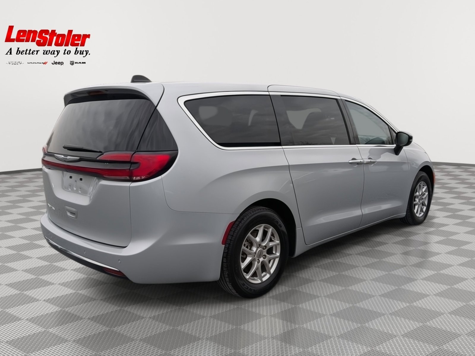 Used 2024 Chrysler Pacifica Touring-L image 5
