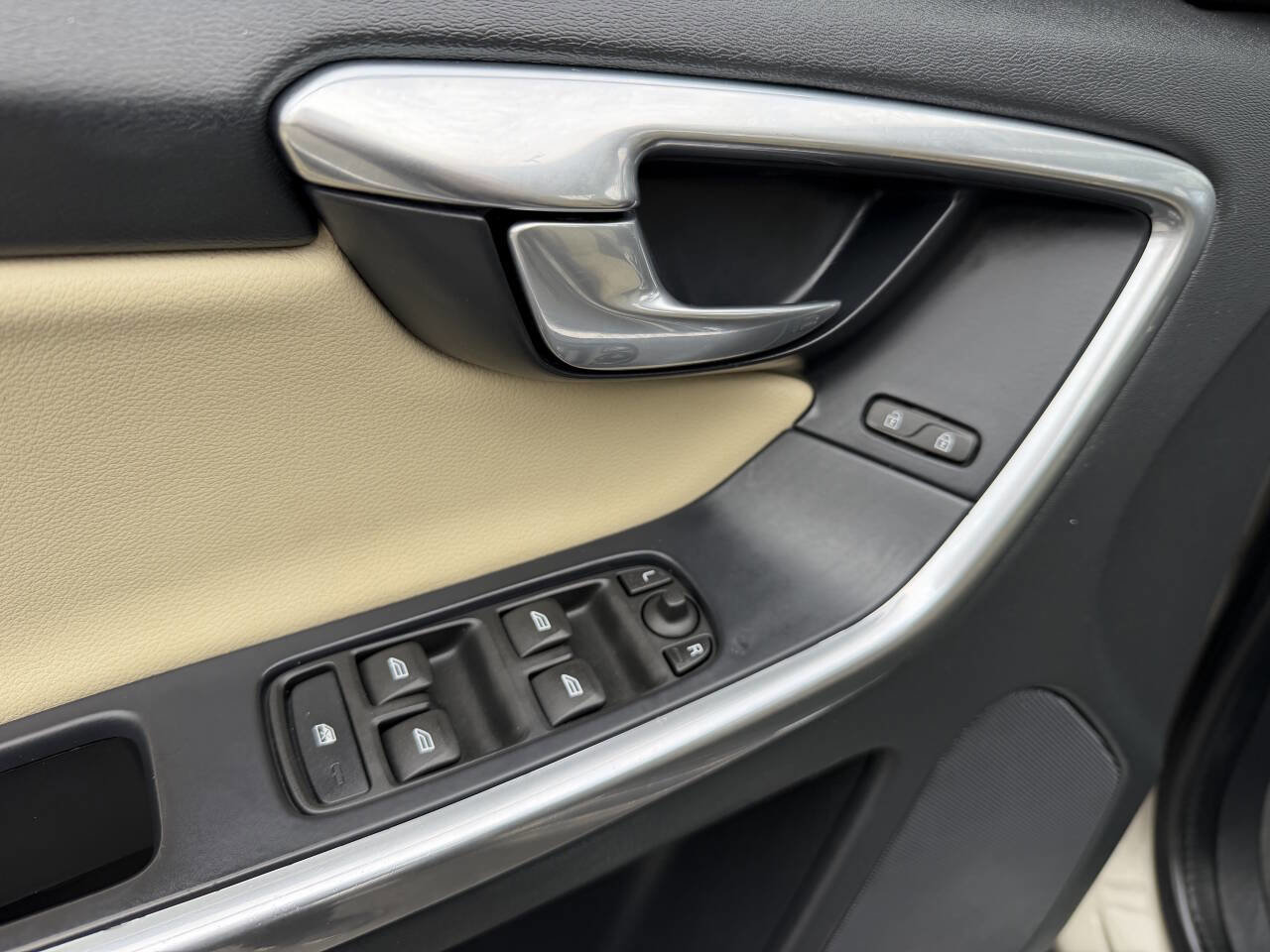 Used 2016 Volvo XC60 T5 Premier w/ Proximity Package image 12