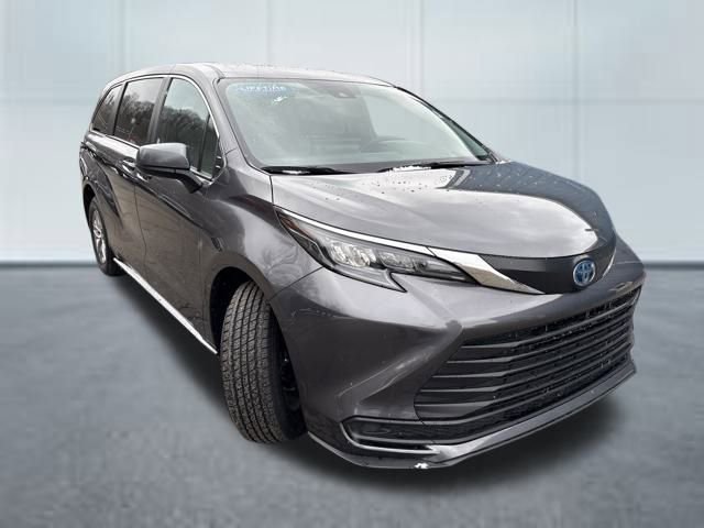 Used 2025 Toyota Sienna LE image 5