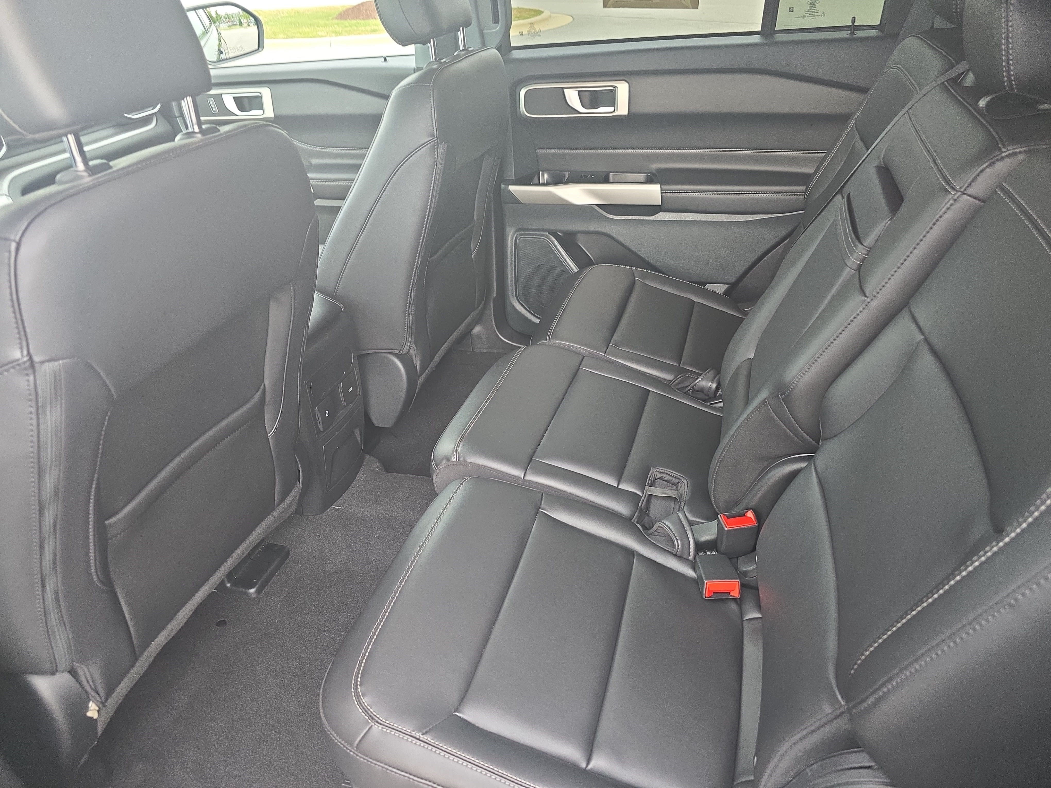 Used 2023 Ford Explorer XLT w/ Equipment Group 202A AWD/4WD image 13