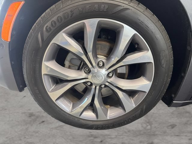 Used 2019 Chrysler Pacifica Limited w/ Tire & Wheel Group FWD image 24