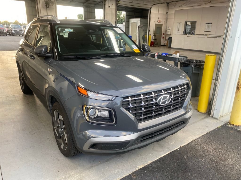 Used 2025 Hyundai Venue SEL FWD image 1