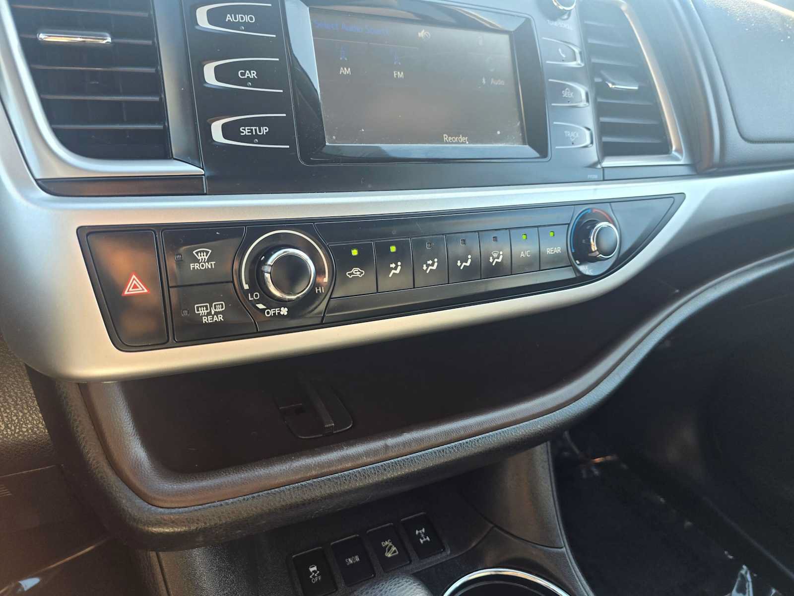Used 2017 Toyota Highlander LE AWD/4WD image 29
