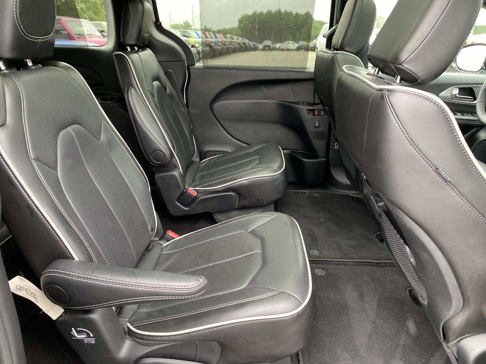 Used 2025 Chrysler Pacifica Limited FWD image 25