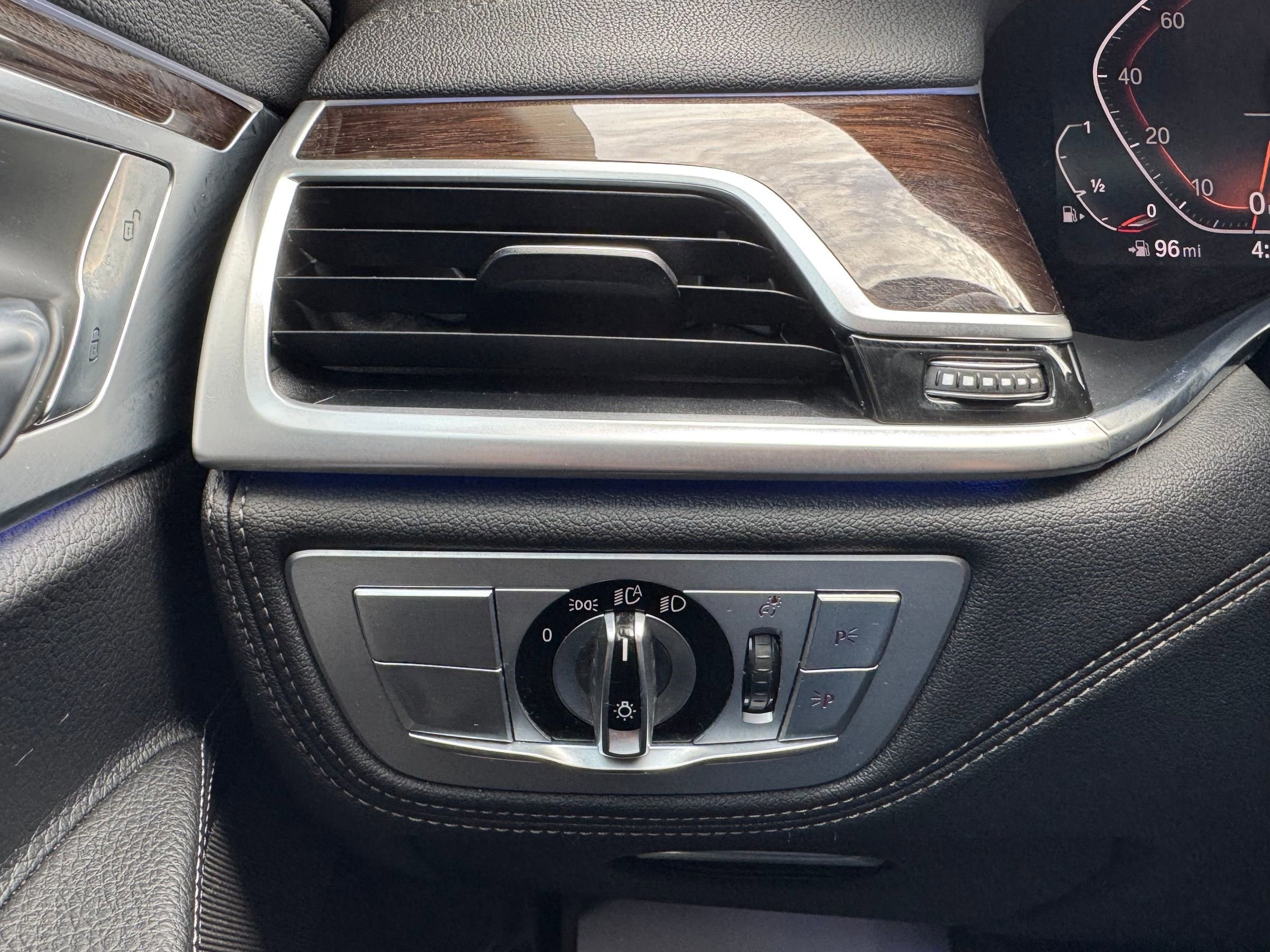 Used 2020 BMW 740i image 26