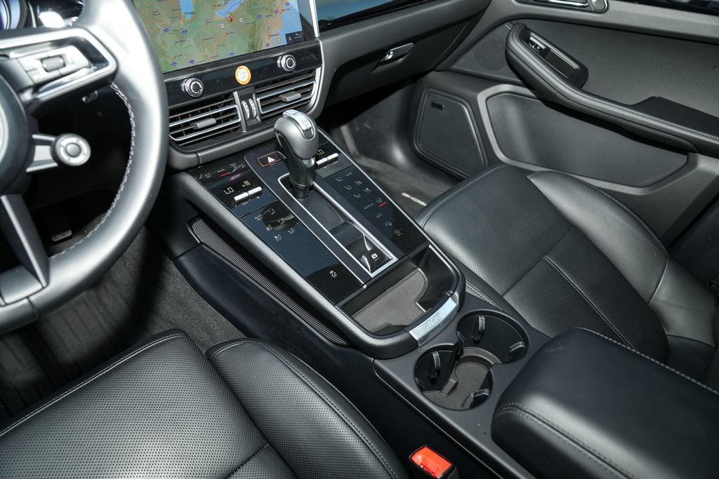Certified 2026 Porsche Macan AWD/4WD image 26