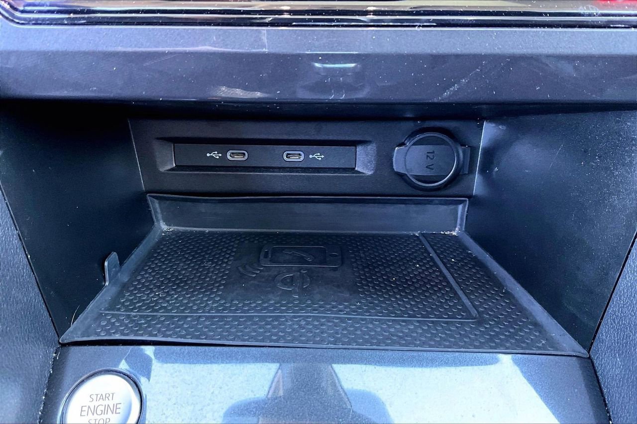 Used 2022 Volkswagen Tiguan SE w/ Panoramic Sunroof Package image 17