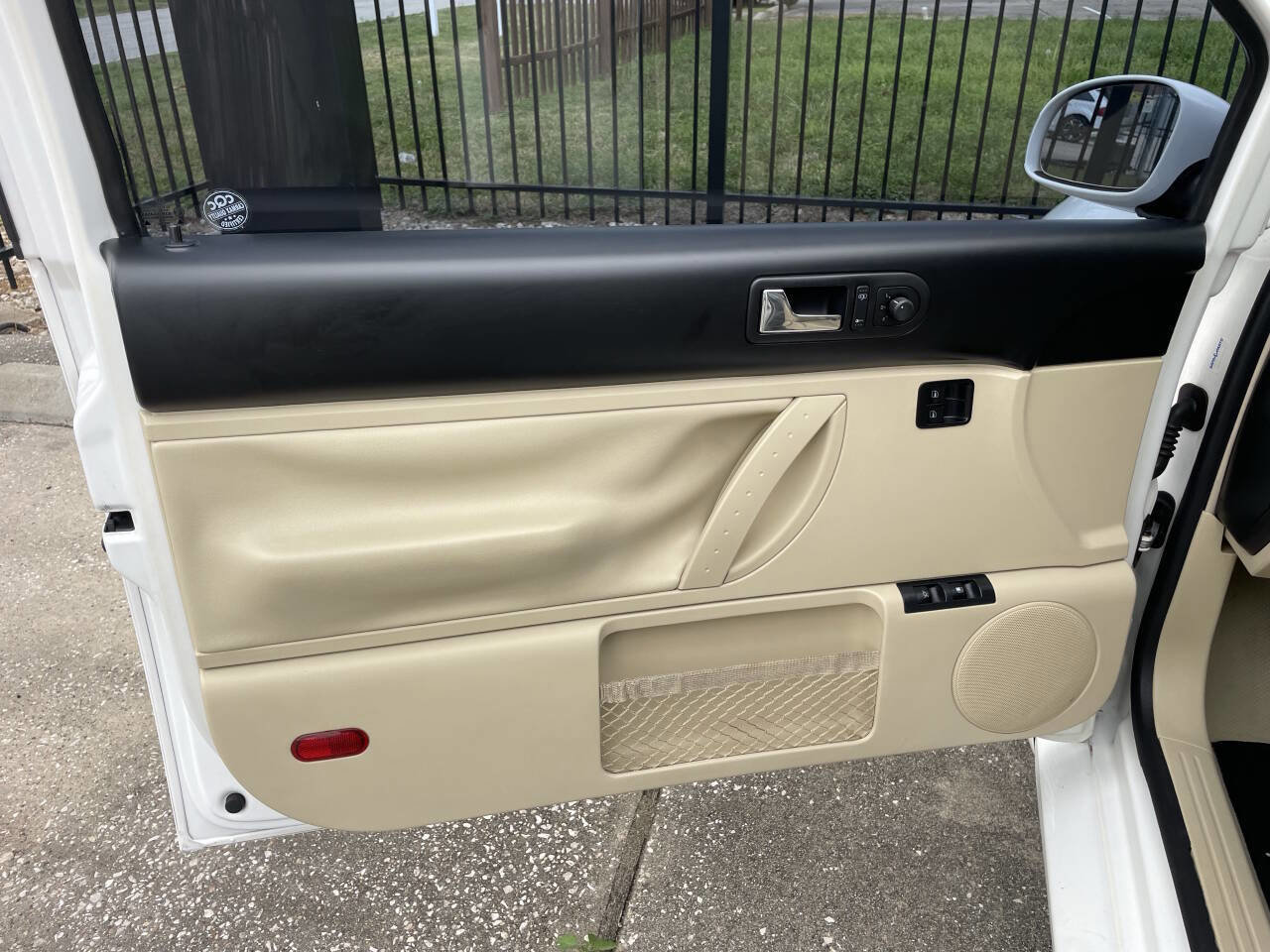 Used 2009 Volkswagen Beetle Base 2dr Coupe 5M image 13