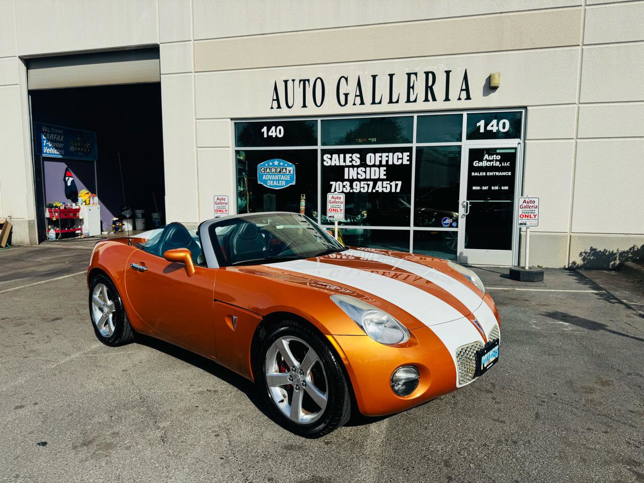 Used 2006 Pontiac Solstice Convertible w/ Premium Package RWD image 2