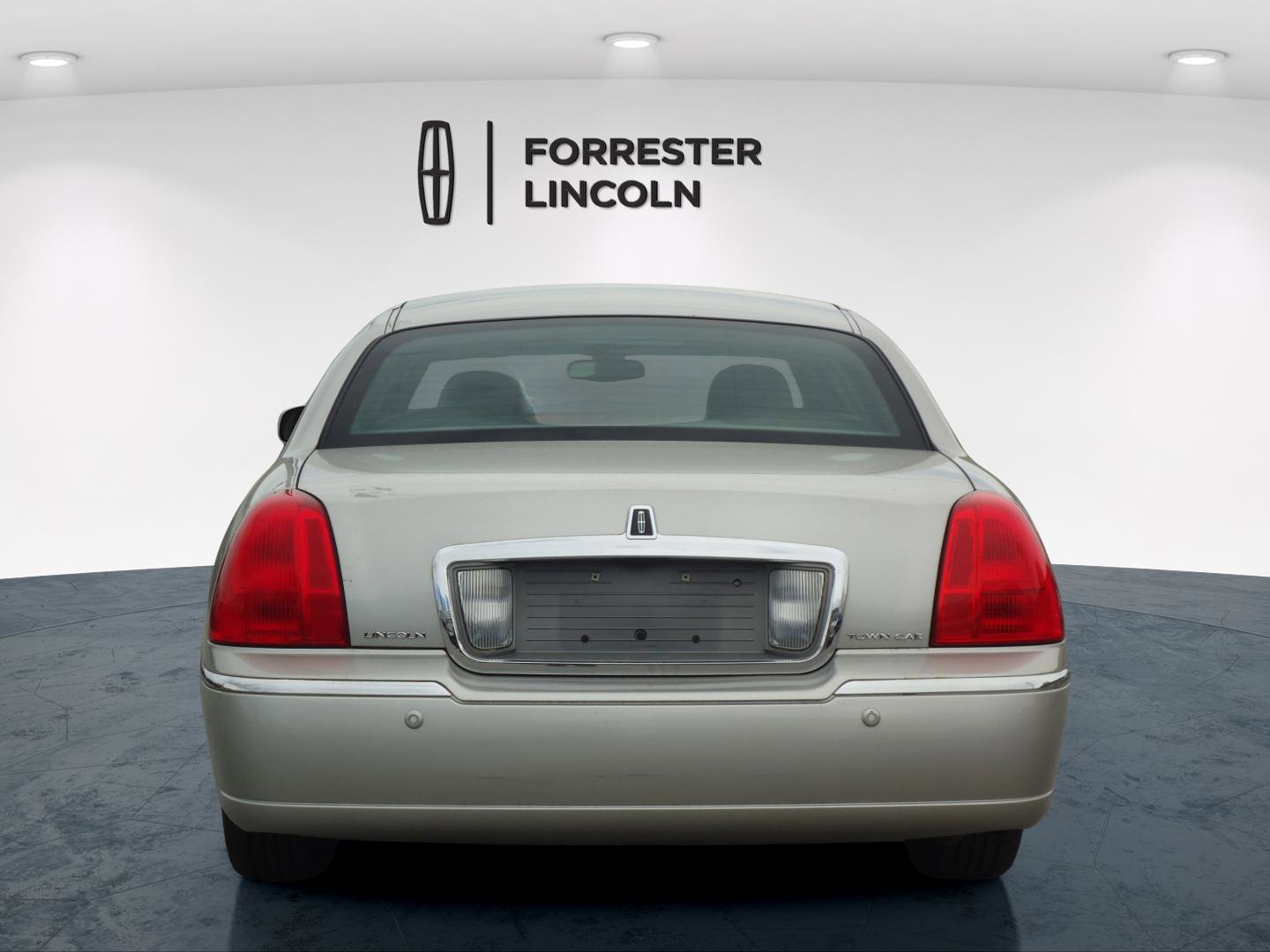 Used 2003 Lincoln Town Car Cartier image 4
